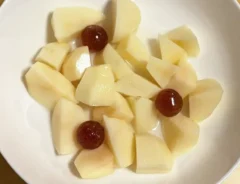カットしたジャガイモと『カンロ飴』を耐熱容器に入れた写真（撮影：grapeフード編集部）
