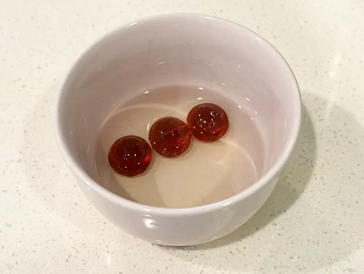 『カンロ飴』を水に入れた写真（撮影：grapeフード編集部）