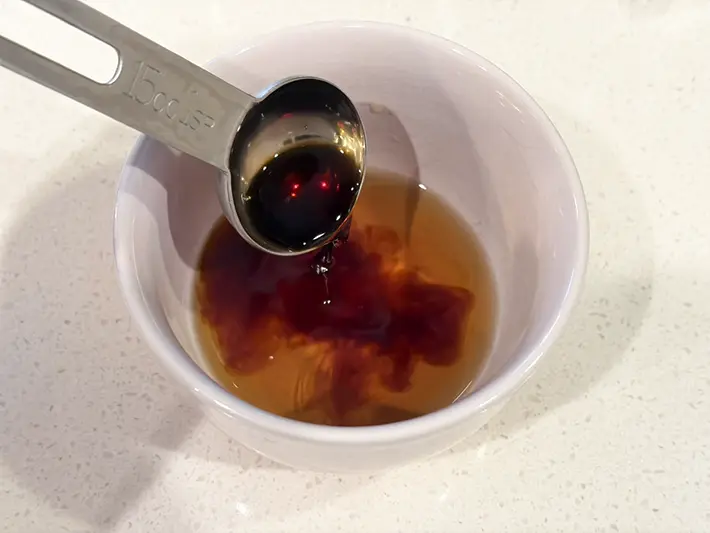 溶けた『カンロ飴』に醤油を入れる写真（撮影：grapeフード編集部）