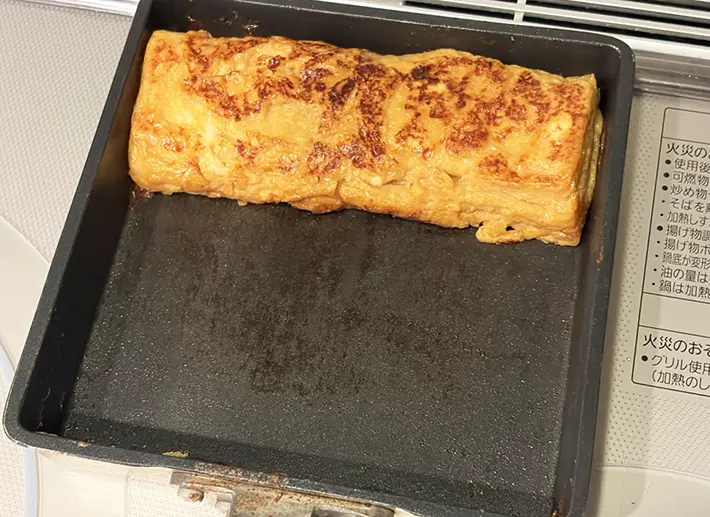 玉子焼きを焼く写真（撮影：grapeフード編集部）