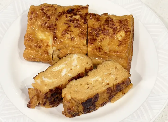 焼き上がった『カンロ飴』入り玉子焼き（撮影：grapeフード編集部）