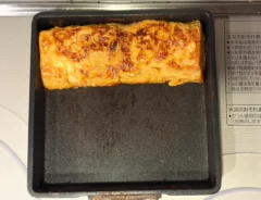 玉子焼きを焼く写真（撮影：grapeフード編集部）