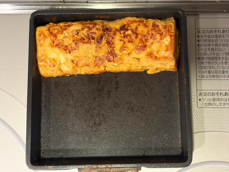 玉子焼きを焼く写真（撮影：grapeフード編集部）