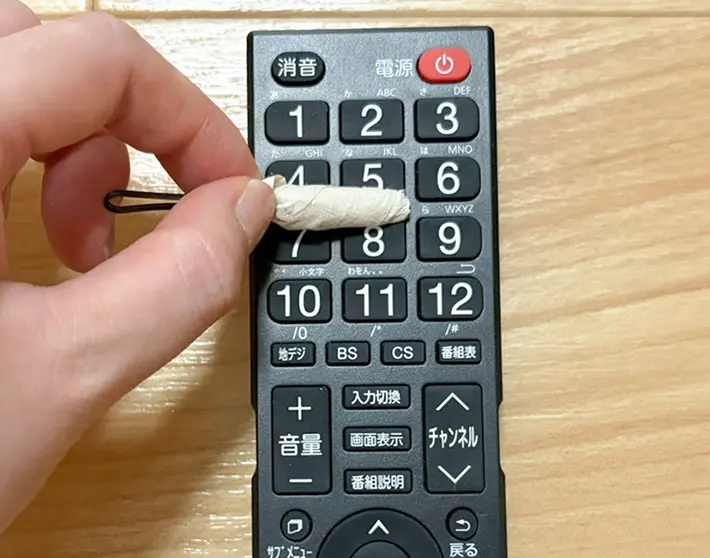 リモコンを掃除する写真（撮影：grapeライフハック編集部）
