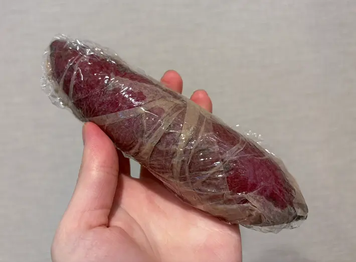 キッチンペーパーで包んだサツマイモを、さらにラップで包む写真（撮影：grapeフード編集部）