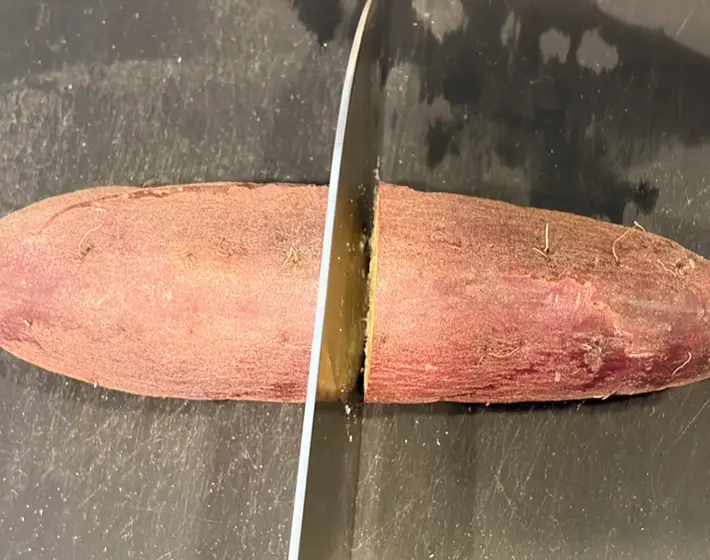 サツマイモに包丁を入れる写真（撮影：grapeフード編集部）
