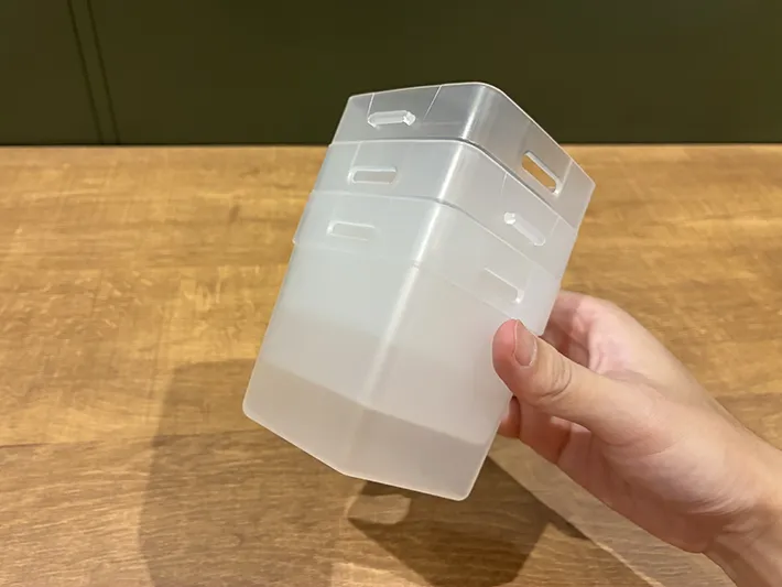 手で持ったくつした整理カップ（撮影：grapeライフハック編集部）