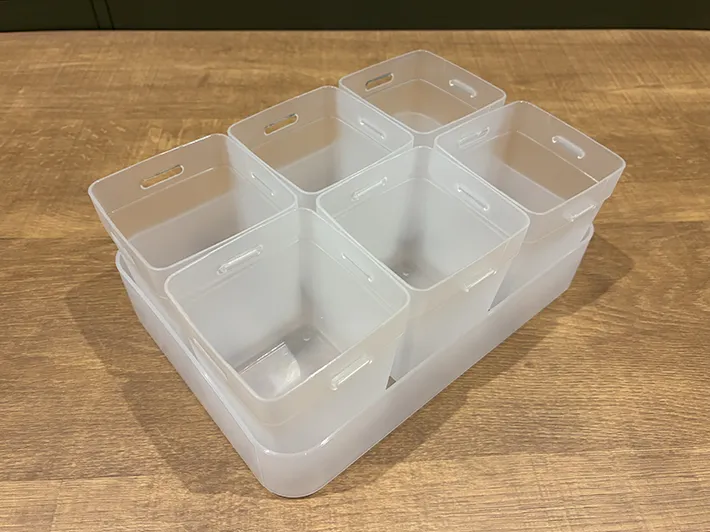 収納ボックスに入れたくつした整理カップ（撮影：grapeライフハック編集部）