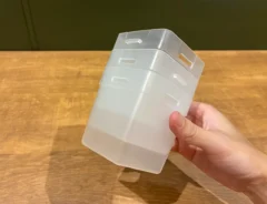 手で持ったくつした整理カップ（撮影：grapeライフハック編集部）