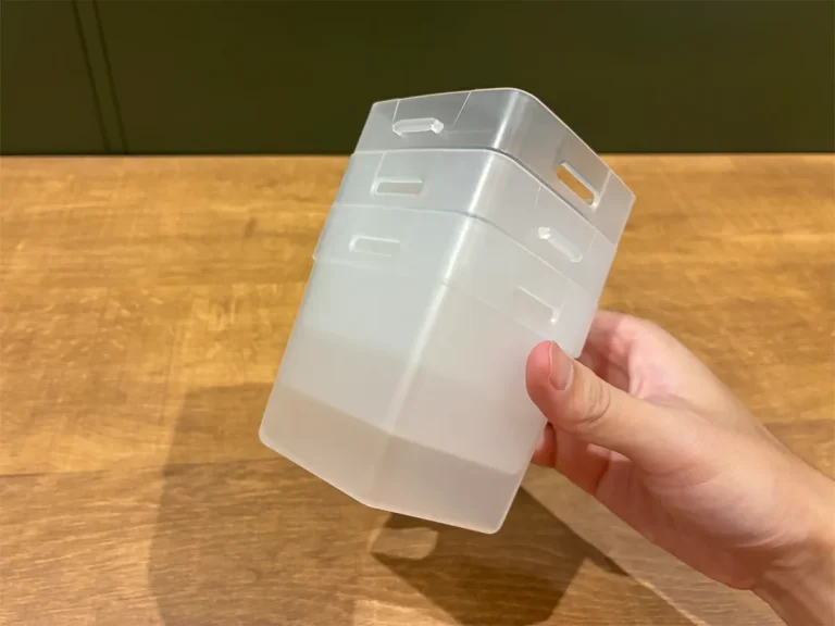 手で持ったくつした整理カップ(撮影:grapeライフハック編集部)
