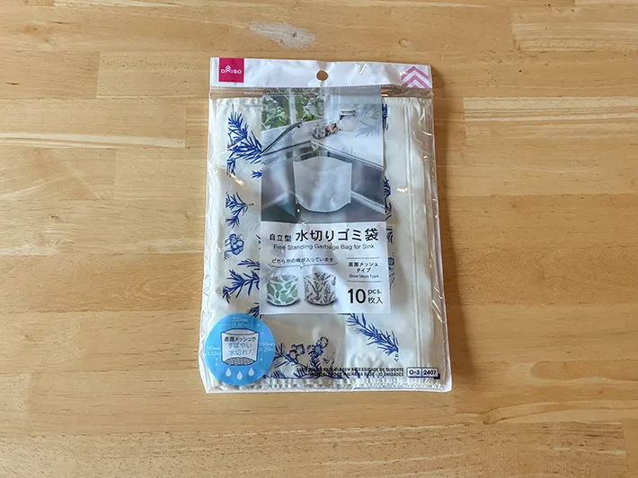 机に置かれたダイソーのゴミ袋（撮影：grape編集部）