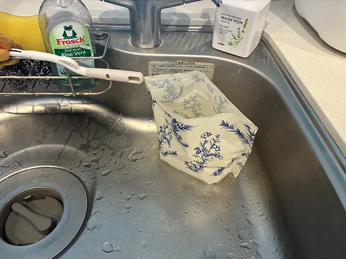 シンクに置いたゴミ袋（撮影：grape編集部）