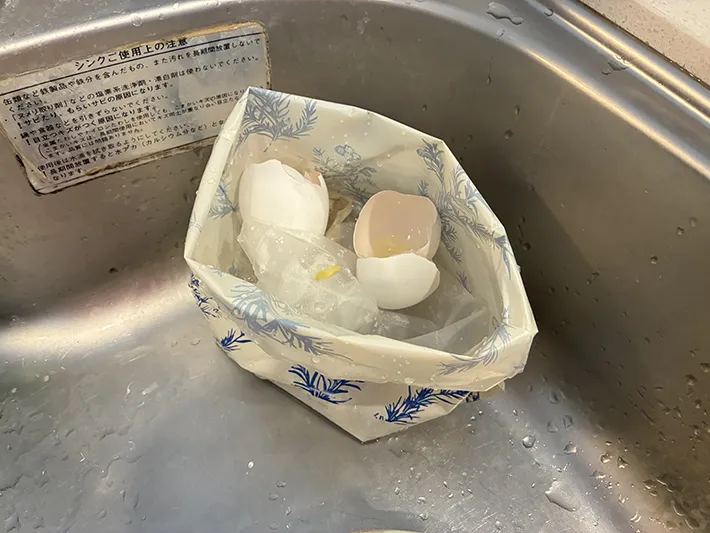 卵の殻を入れたゴミ袋（撮影：grape編集部）