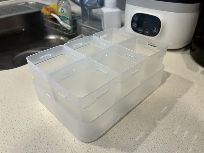 収納ボックスの上に置いた、連結させたくつした整理カップ（撮影：grapeライフハック編集部）