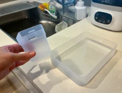 手で持ったくつした整理カップと、収納ボックス(撮影:grapeライフハック編集部)