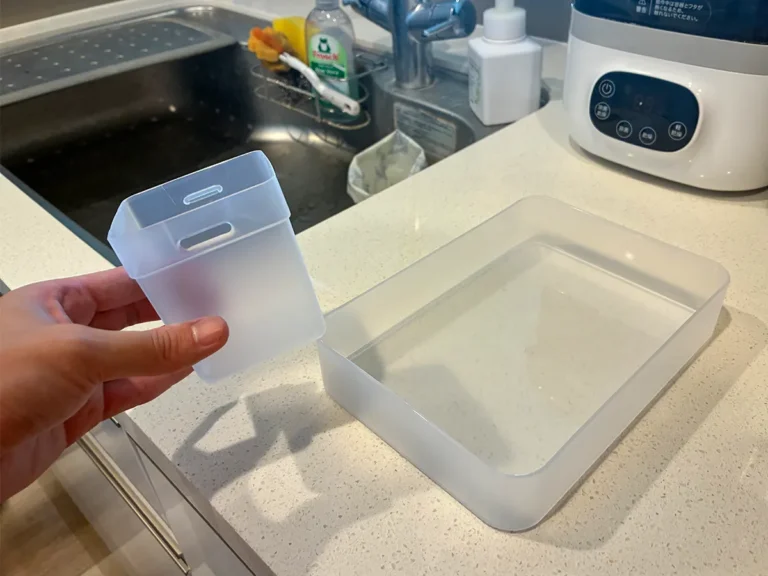 手で持ったくつした整理カップと、収納ボックス(撮影:grapeライフハック編集部)