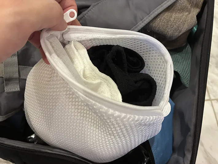 使用済みの服を入れた洗濯ネット（撮影：grapeライフハック編集部）