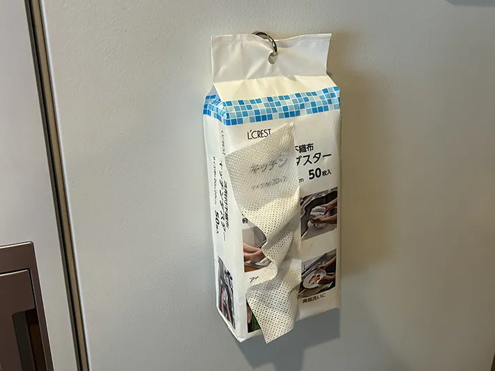 フックに引っ掛けたキッチンダスター（撮影：grape編集部）