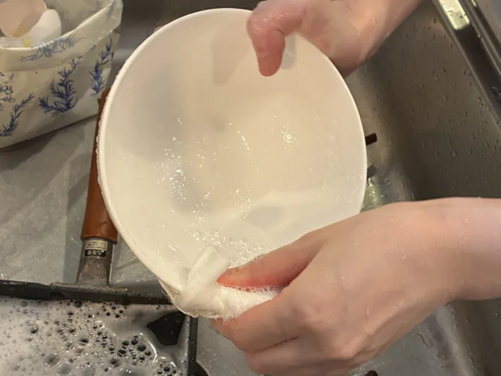 キッチンダスターで食器を洗う場面（撮影：grape編集部）