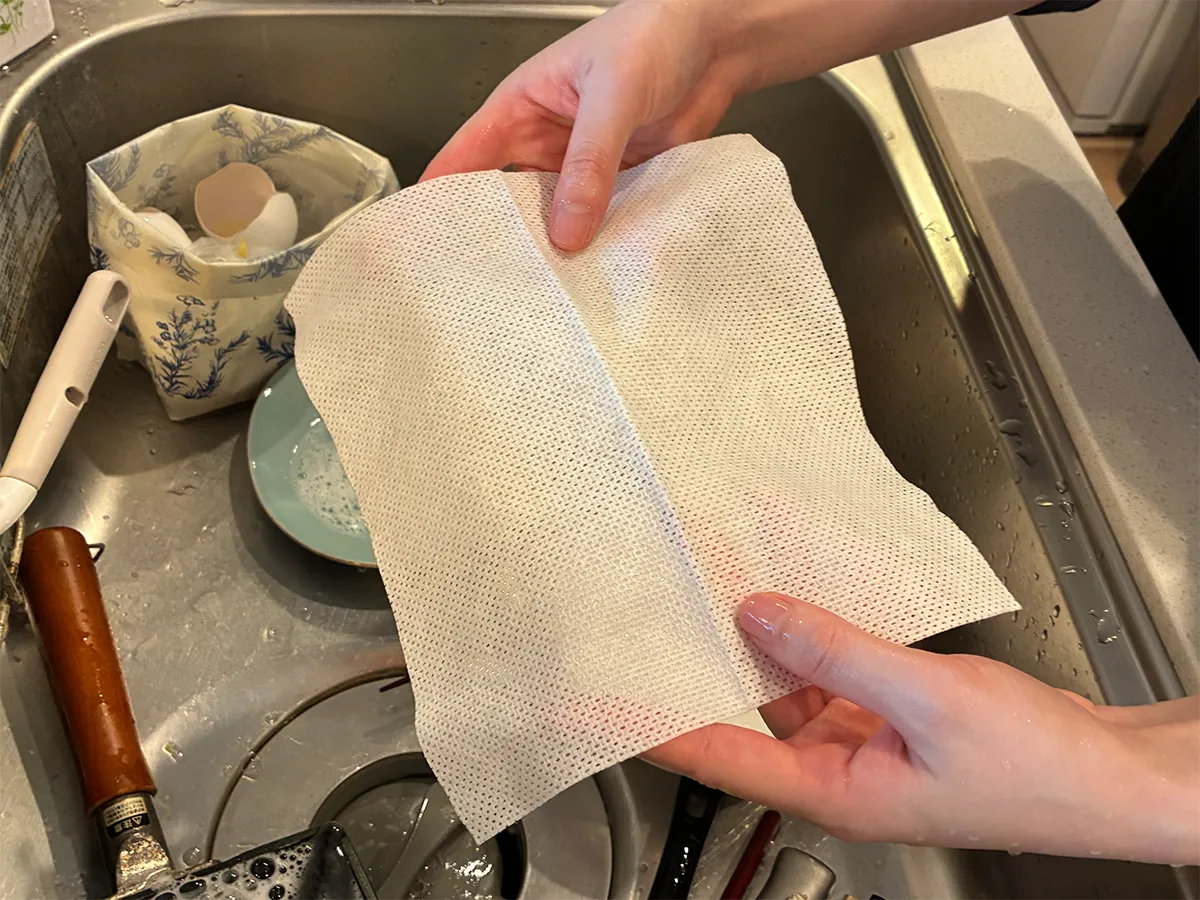 手で広げたキッチンダスター（撮影：grape編集部）