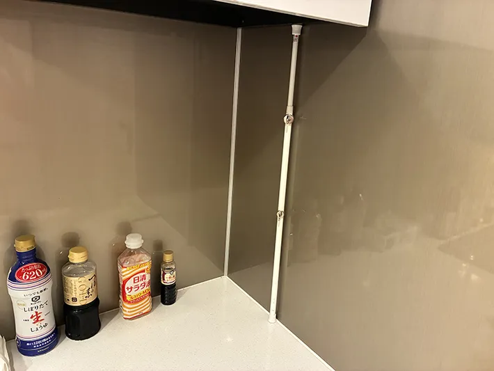 マグネットフックをつけたつっぱり棒（撮影：grapeライフハック編集部）