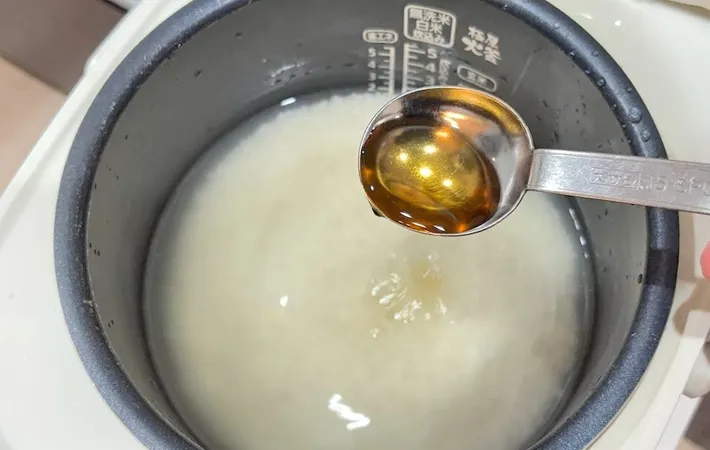 『ズボラさつまいもご飯』を作る写真（撮影：キジカク）