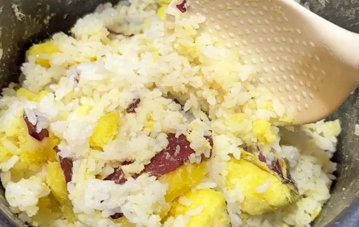 『ズボラさつまいもご飯』の完成写真（撮影：キジカク）