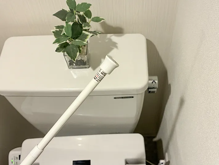 トイレで手にするつっぱり棒（撮影：grapeライフハック編集部）