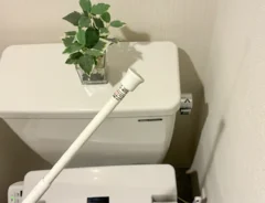 トイレで手にするつっぱり棒（撮影：grapeライフハック編集部）