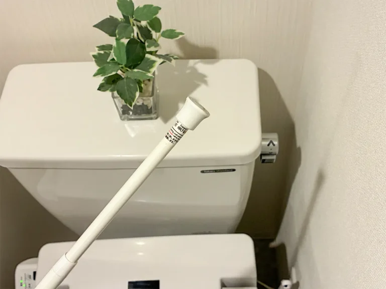トイレで手にするつっぱり棒(撮影:grapeライフハック編集部)