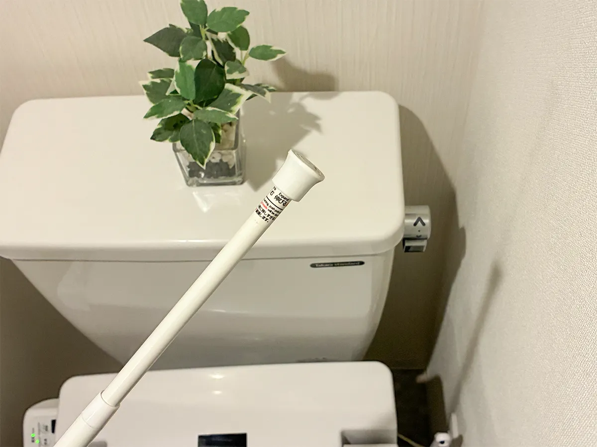 トイレで手にするつっぱり棒(撮影:grapeライフハック編集部)