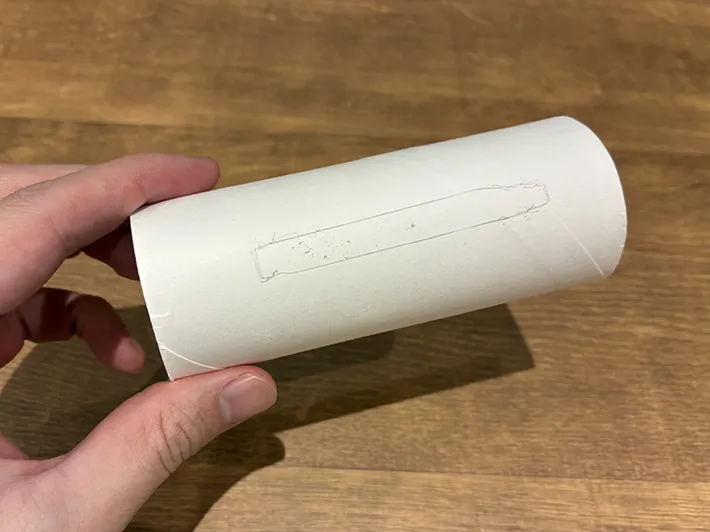 スマホの形を下書きしたトイレットペーパーの芯（撮影：grapeライフハック編集部）