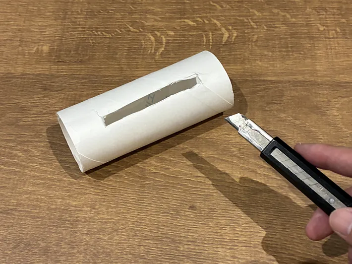カッターで切り取ったトイレットペーパーの芯（撮影：grapeライフハック編集部）