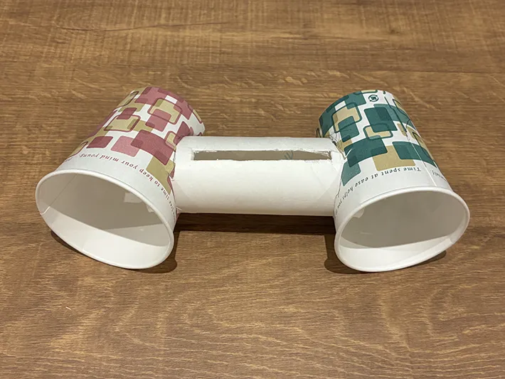 トイレットペーパーの芯と紙コップで作った簡易スピーカー（撮影：grapeライフハック編集部）