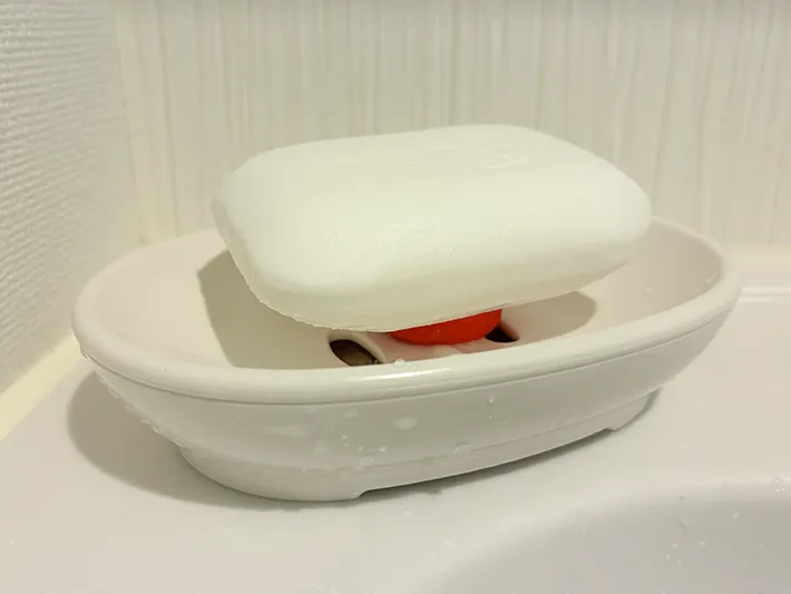 石けん台に置いた、ペットボトルの蓋つき固形石けん（撮影：grapeライフハック編集部）