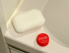 洗面台に置いた固形石けんとペットボトルの蓋（撮影：grapeライフハック編集部）