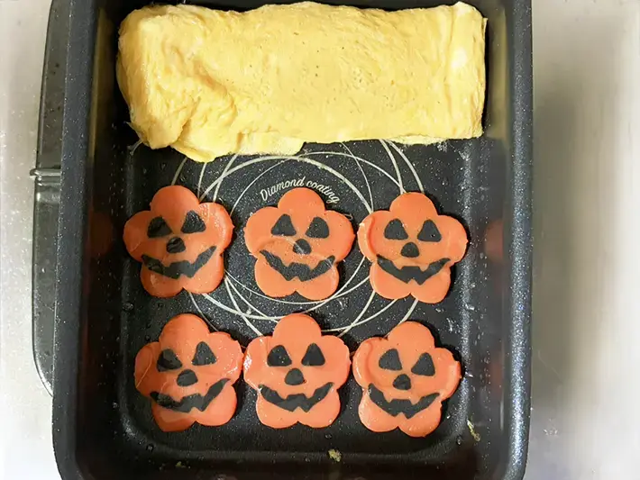 『ハロウィンかまぼこ』を玉子焼きに仕込む写真（撮影：grapeフード編集部）