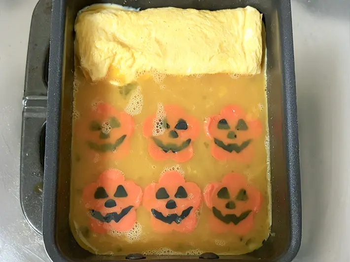 『ハロウィンかまぼこ』を玉子焼きに仕込む写真（撮影：grapeフード編集部）