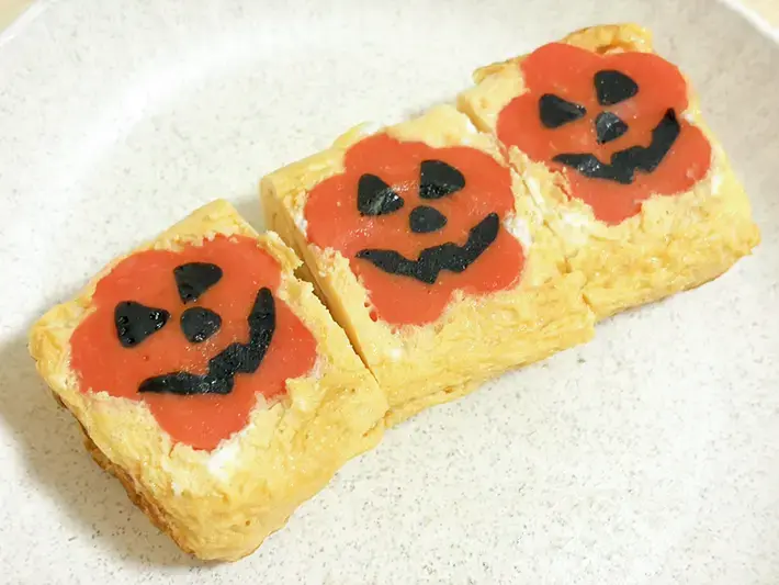 玉子焼きをカットした写真（撮影：grapeフード編集部）