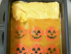 『ハロウィンかまぼこ』を玉子焼きに仕込む写真（撮影：grapeフード編集部）