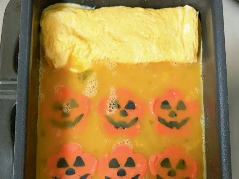 『ハロウィンかまぼこ』を玉子焼きに仕込む写真（撮影：grapeフード編集部）
