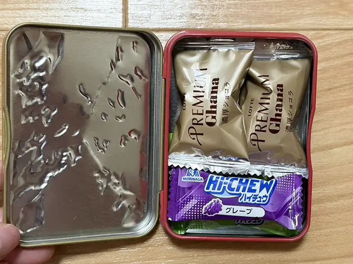 空き缶にお菓子を詰めた写真（撮影：grapeライフハック編集部）