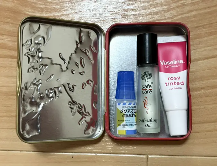 空き缶にリップや目薬を入れた写真（撮影：grapeライフハック編集部）