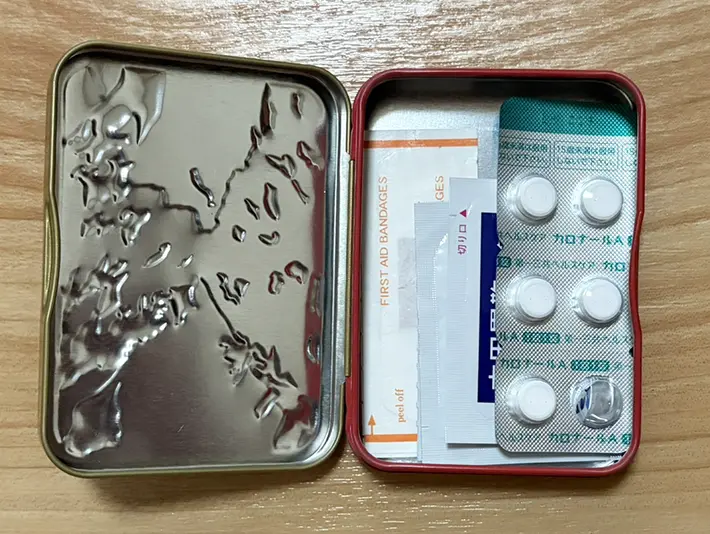 空き缶に常備薬を入れた写真（撮影：grapeライフハック編集部）