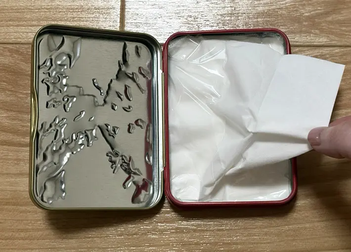 空き缶にポケットティッシュを入れた写真（撮影：grapeライフハック編集部）