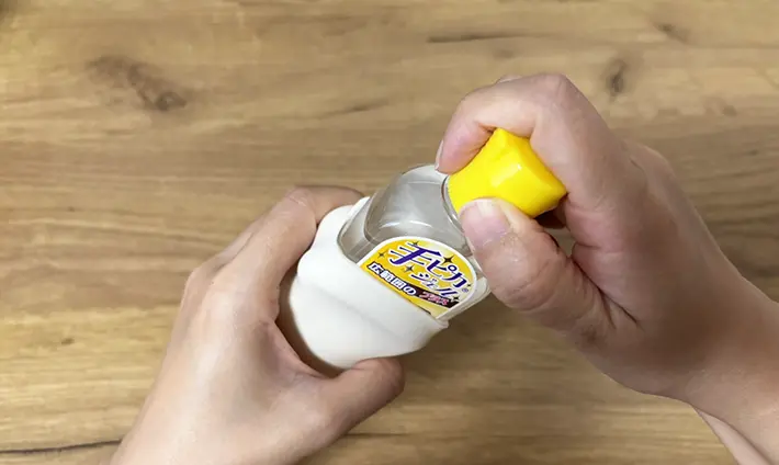 セリアの手ピカジェルをシリコンおやつケースに入れる画像（撮影：grapeライフハック編集部）