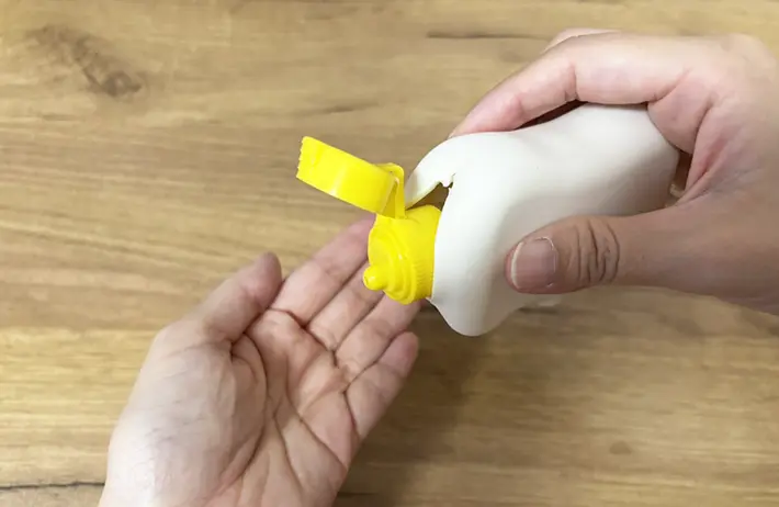手に手ピカジェルをつける画像（撮影：grapeライフハック編集部）
