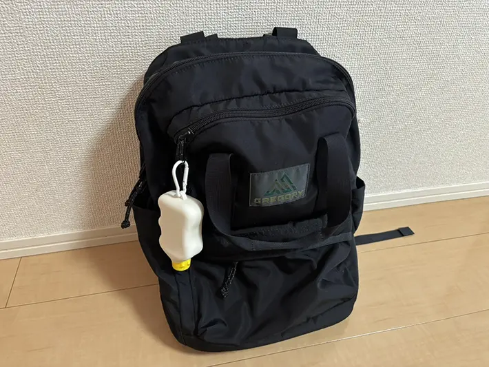 シリコンおやつケースをつけたリュックの画像（撮影：grapeライフハック編集部）