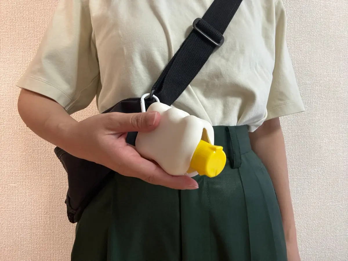 バッグに着けたセリアシリコンケースの画像（撮影：grapeライフハック編集部）