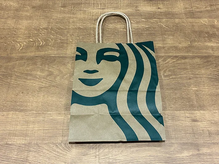 机に置かれたスターバックスの紙袋（撮影：grapeライフハック編集部）